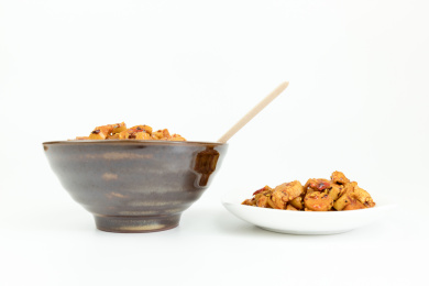 瓷碗里的白米粥与碟子里的红油萝卜干