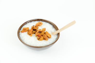 瓷碗里装着的白米粥与红油萝卜干