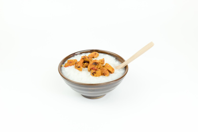 瓷碗里装着的白米粥与红油萝卜干