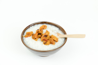 瓷碗里装着的白米粥与红油萝卜干