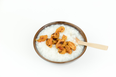 瓷碗里装着的白米粥与红油萝卜干