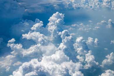 阳光照耀下万米高空的蓝天白云