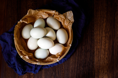 放在竹篮里的中国特色食物咸鸭蛋