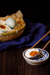 准备吃放在碟子里的切开的中国特色食物咸鸭蛋