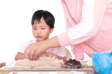 中国可爱的小女孩在学习制作中秋节的月饼