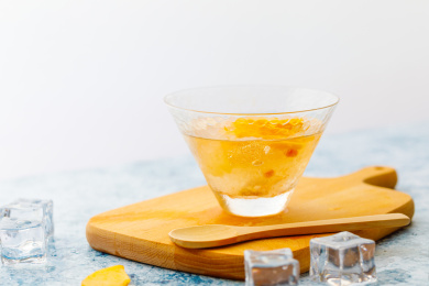 放在玻璃杯里的中国四川成都小吃黄桃酒酿冰粉