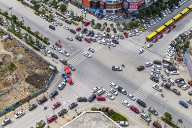 十字路口的汽车来来往往