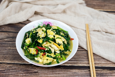 桌面上盘子里盛放着的韭菜炒蛋