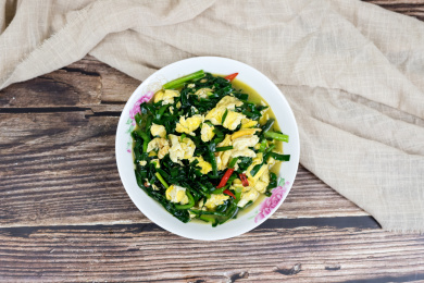 桌面上盘子里盛放着的韭菜炒蛋