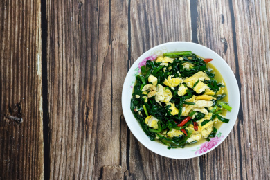 桌面上盘子里盛放着的韭菜炒蛋