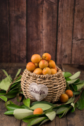 复古木纹桌上的金黄色的新疆吊杆蜜杏