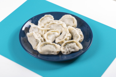 传统美食水饺摆放在深色盘子中