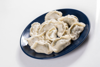 传统美食水饺摆放在深色盘子中