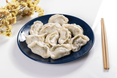 传统美食水饺摆放在深色盘子中