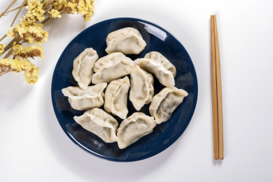 传统美食水饺摆放在深色盘子中