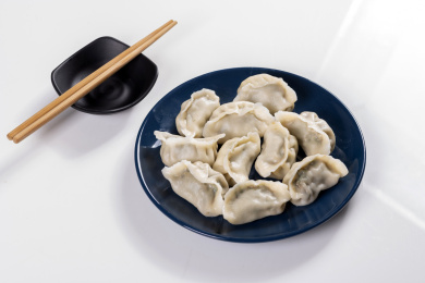 传统美食水饺摆放在深色盘子中