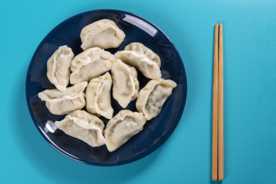 传统美食水饺摆放在深色盘子中