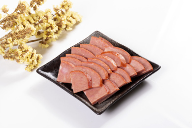 松仁小肚摆放在深色盘子中