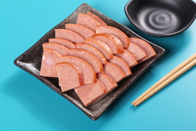 松仁小肚摆放在深色盘子中