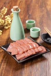 松仁小肚摆放在深色盘子中