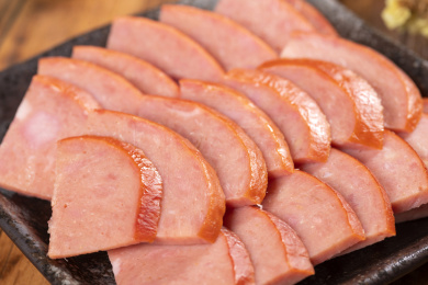 松仁小肚摆放在深色盘子中