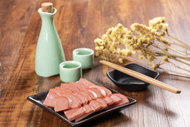 松仁小肚摆放在深色盘子中