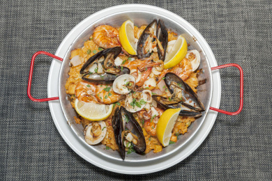 平底锅装着西班牙海鲜饭俯拍图