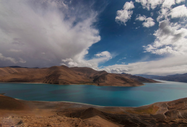 中国西藏山南地区洋湖美景