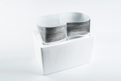 海鲜运输保温包装铝膜袋和泡沫箱在白背景上