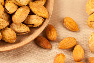 浅色背景下放在米色麻布上的巴旦木