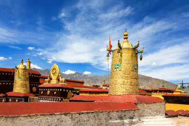 中国西藏自治区拉萨市大昭寺金碧辉煌的建筑群