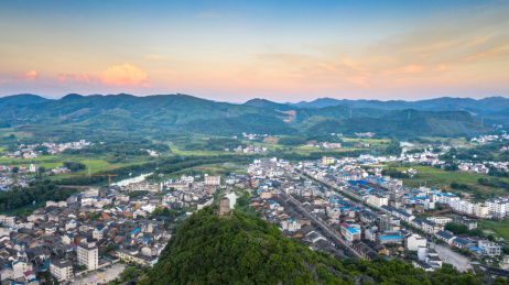 航拍夕阳中的山川城镇景观