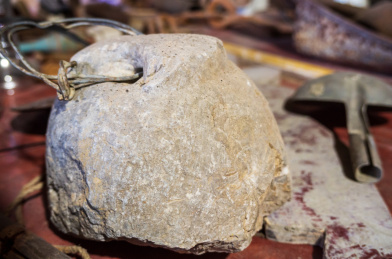 陈列在桌面上的石头作的称砣