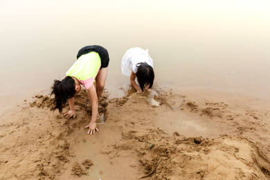 姑娘玩泥巴图片