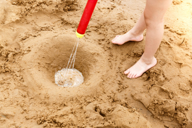 小孩子光脚丫户外玩水和泥沙