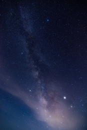 夏日星空中一截银河的特写，中国福建龙岩