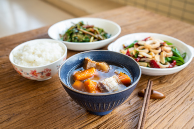 一桌中国家常菜肴在木桌子上     