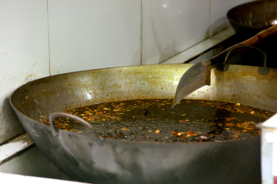 四川元通古镇上的香辣酱手工作坊