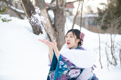 冬季假期美女在日本北海道札幌穿着和服旅游