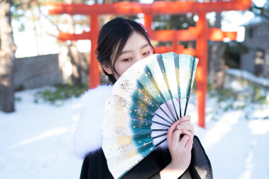 冬季假期美女在日本北海道札幌穿着和服旅游