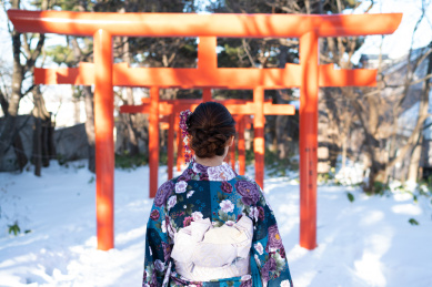 冬季假期美女在日本北海道札幌穿着和服旅游