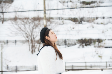 冬季日本北海道小樽朝里旅游旅行的度假美女