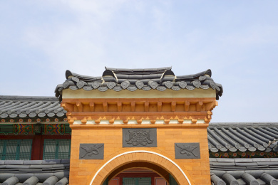 韩国首尔景福宫的缉敬堂传统的砖瓦围墙和门楼 