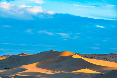 夏季里白天晴朗天空下的中国敦煌鸣水山沙漠