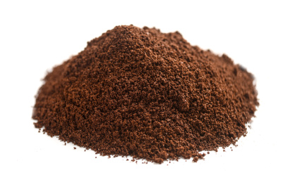 白色背景上的一堆棕色研磨咖啡粉