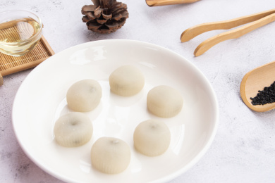 石头桌面上那美味可口的黑芝麻味的和果子