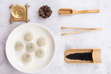 石头桌面上那美味可口的黑芝麻味的和果子