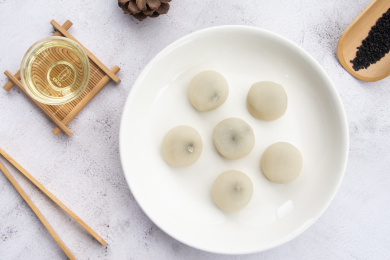 石头桌面上那美味可口的黑芝麻味的和果子