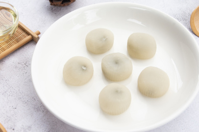 石头桌面上那美味可口的黑芝麻味的和果子