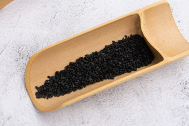 石头桌面上那新鲜黝黑的黑芝麻